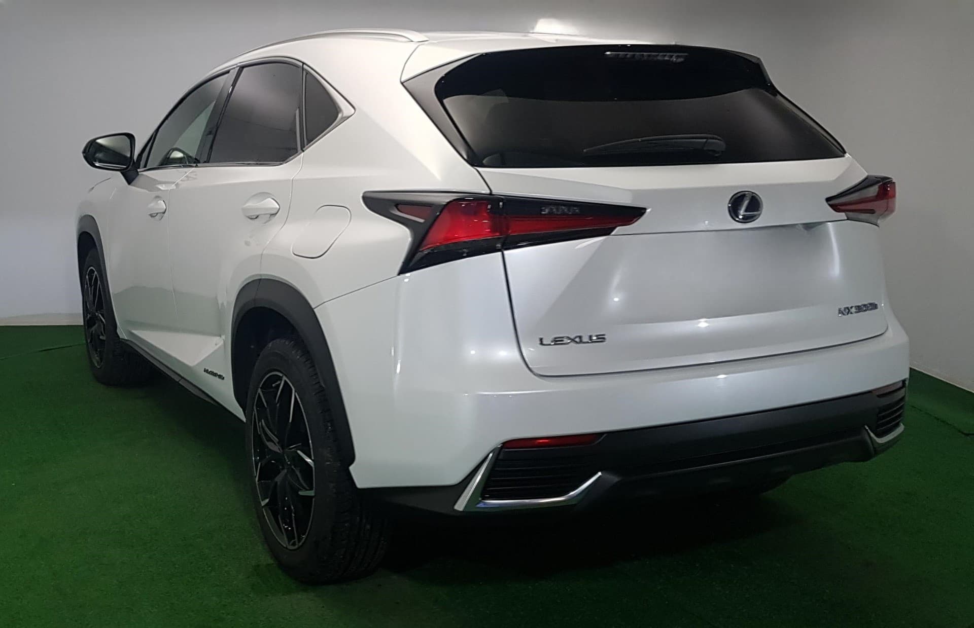 Lexus NX 300h Business Edition - zdjęcie 2